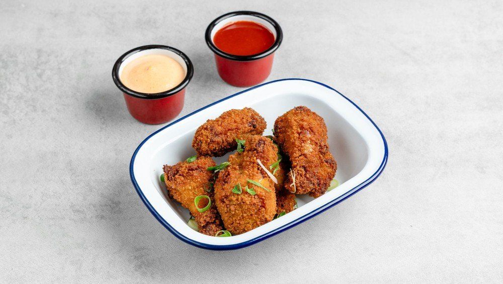 6 kpl wings ja 2 dippiä