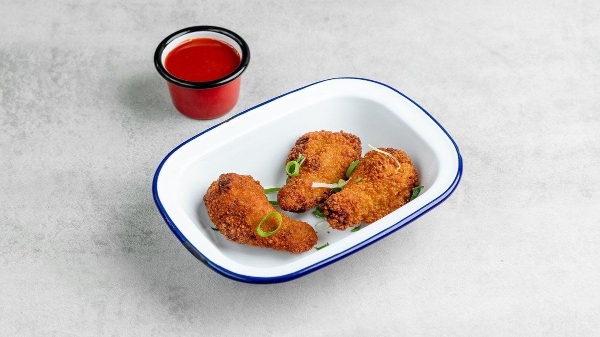 3 kpl wings ja 1 dippi