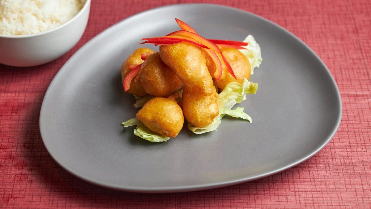 22. Friteerattua kanaa hapanimeläkastikkeessa