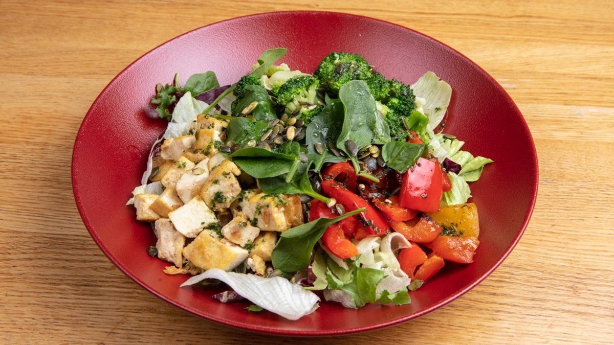 Teriyaki-tofu salaatti