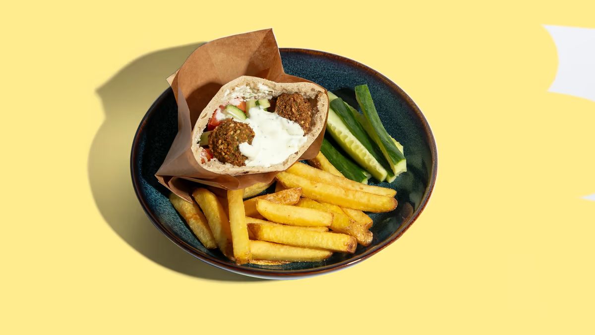 1/2 Falafel Pita, Ranut ja Kurkkutikut +Dippi