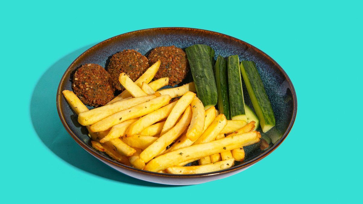 Falafel, Ranut ja Kurkkutikut + Dippi