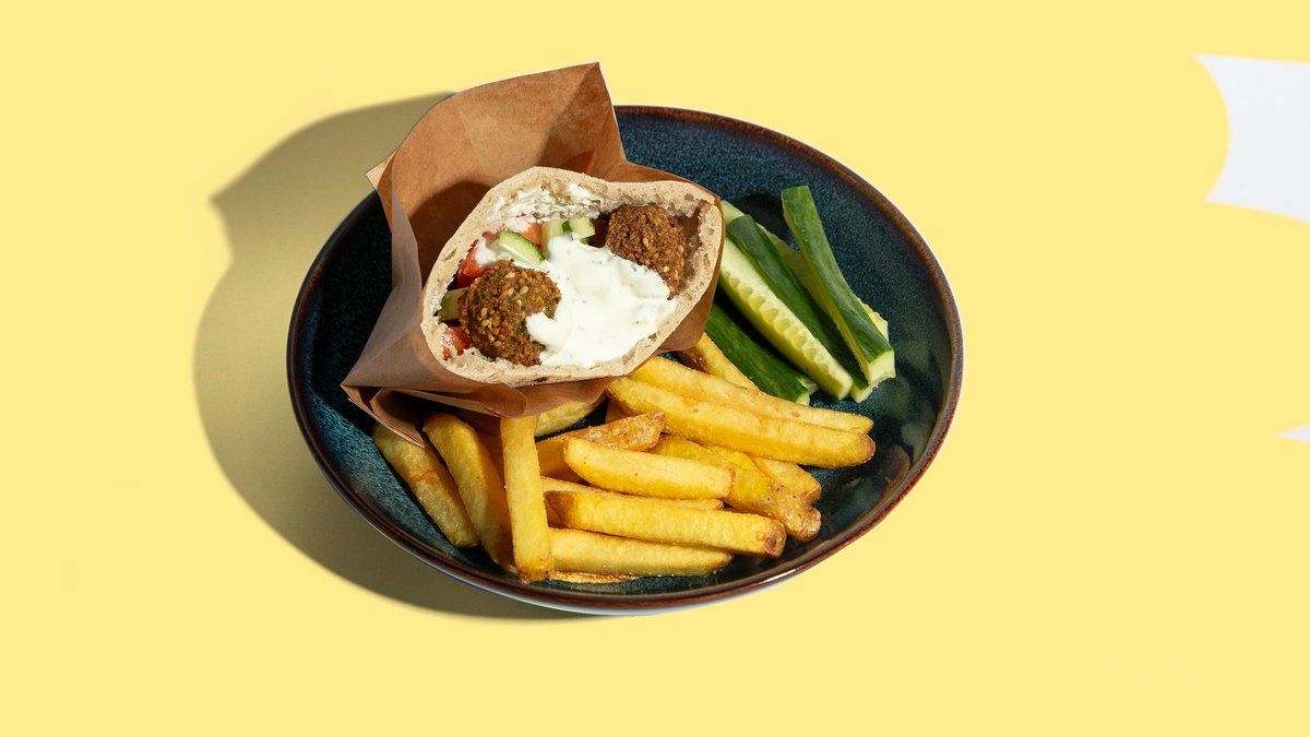1/2 Falafel Pita, Ranut ja Kurkkutikut +Dippi