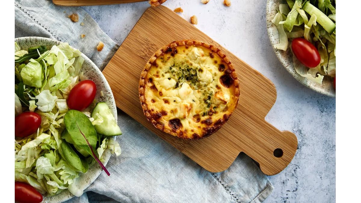 Feta-pinaattiquiche salaatilla