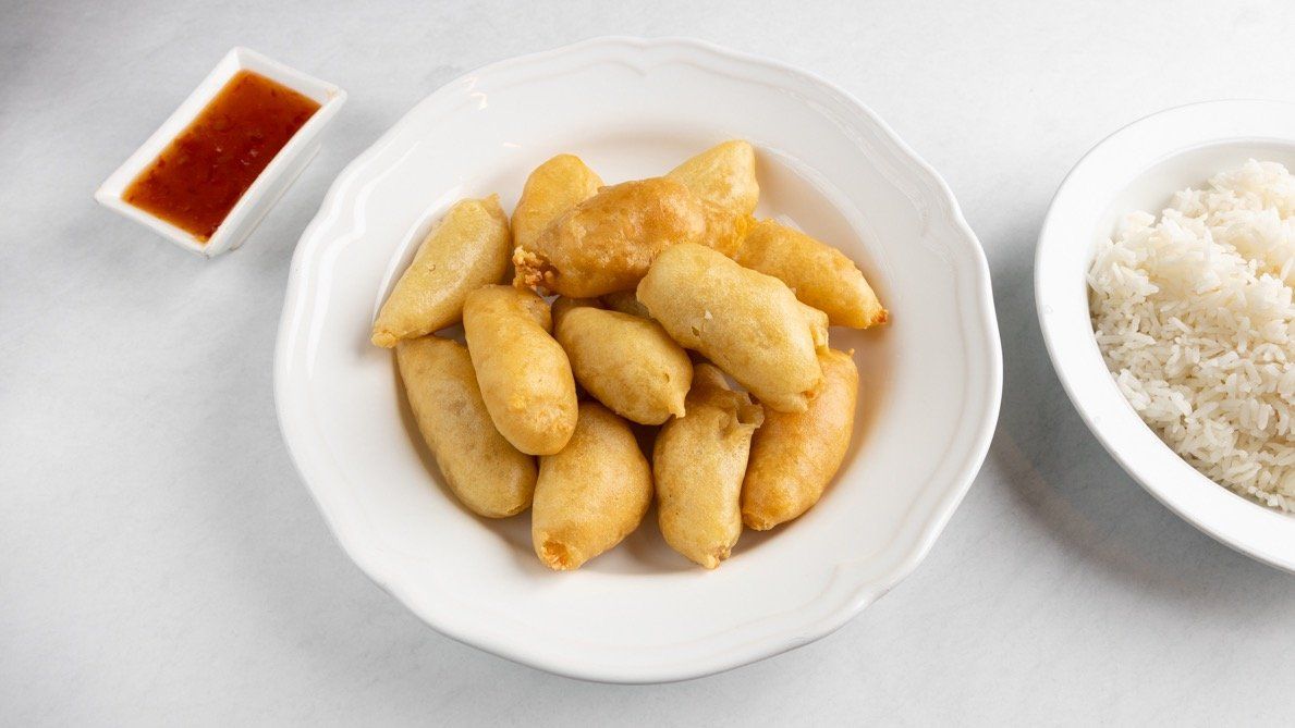 31. Friteerattua kanaa hapanimeläkastikkeessa