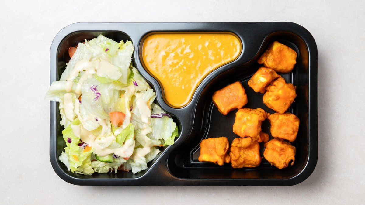 Paneer pakoda kuuluu salaattia