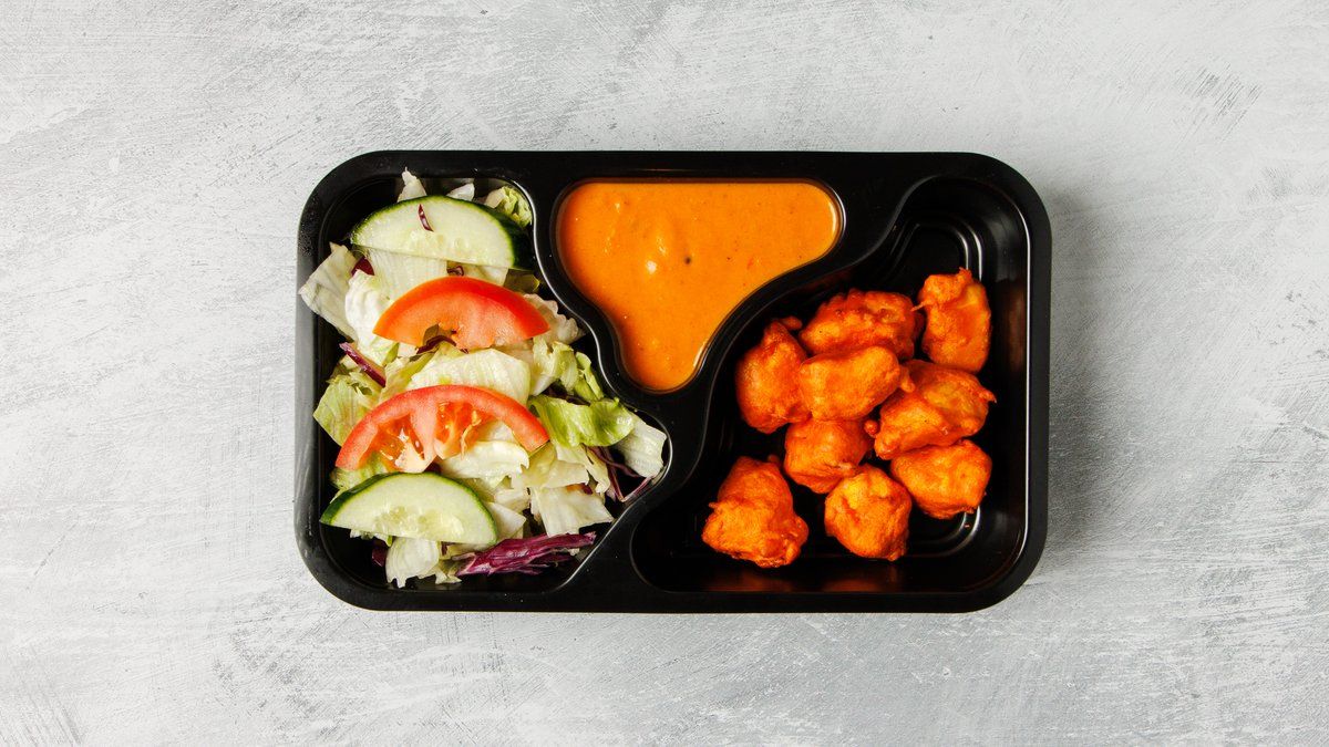 Chicken pakoda kuuluu salaattia