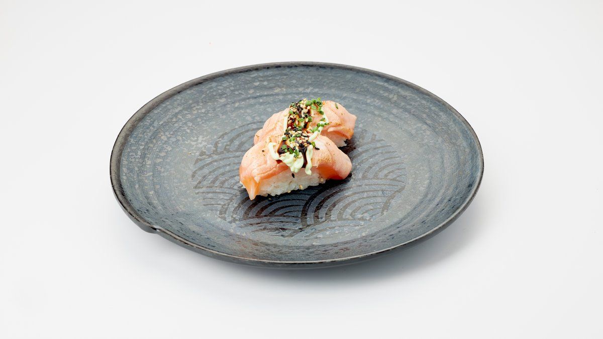 N2. Flamed salmon nigiri
