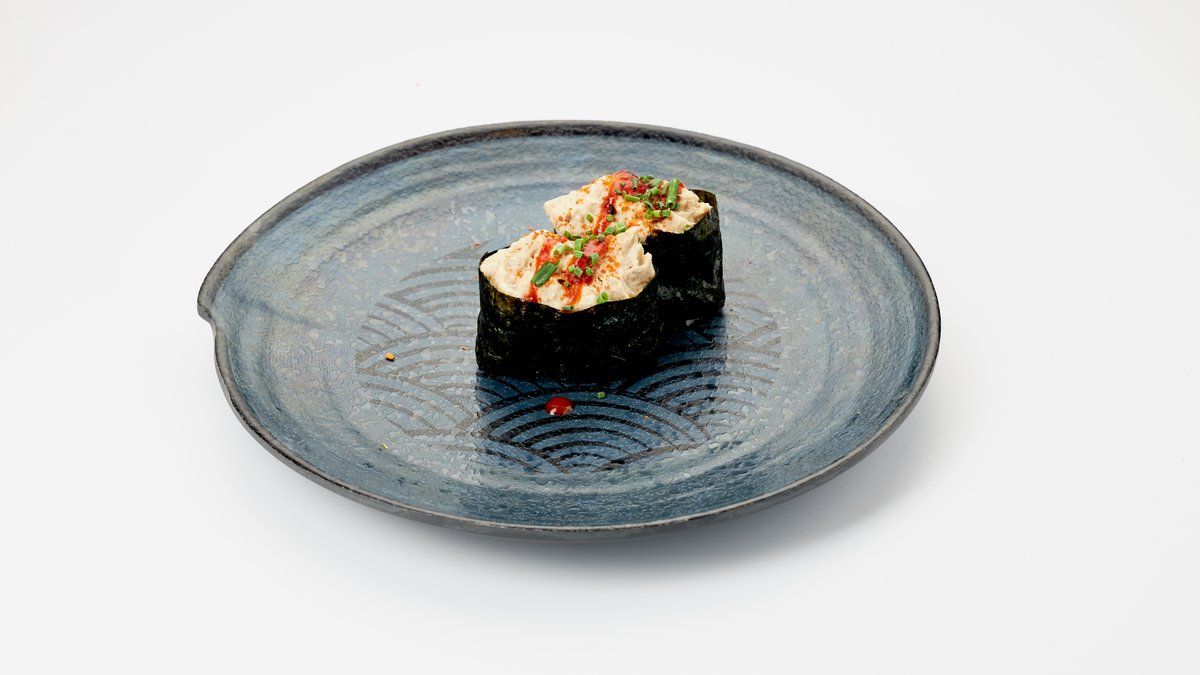 G4. Gunkan with spicy tuna