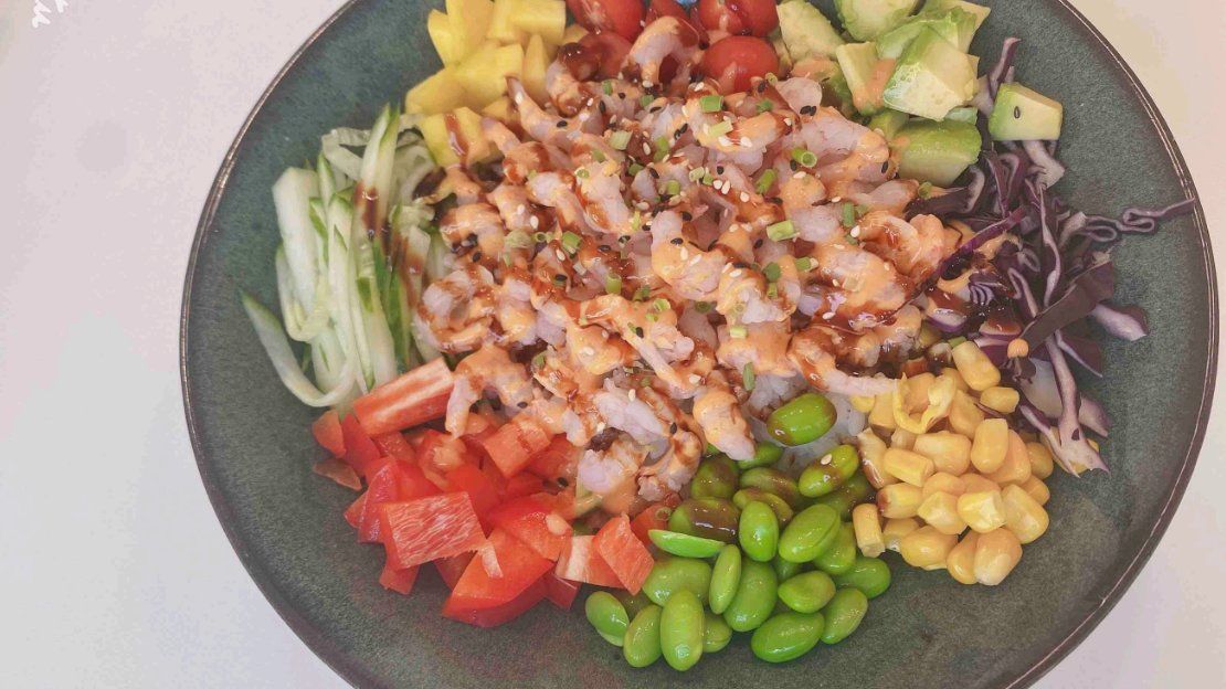 B4. Tulinen katkarapu poke bowl