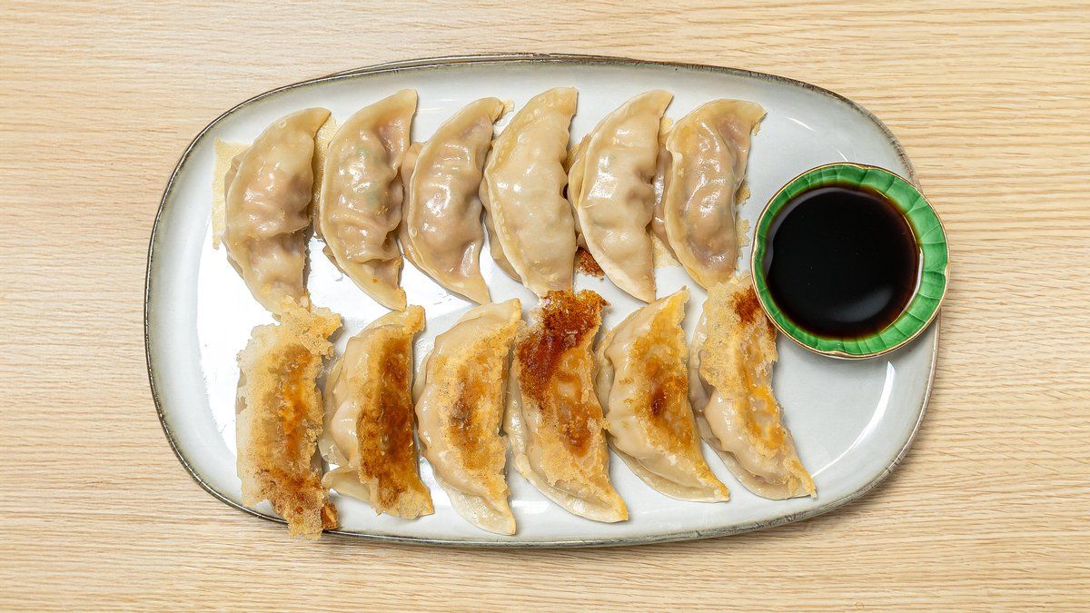 Green paprika pork pan fried dumplings (12 pcs)