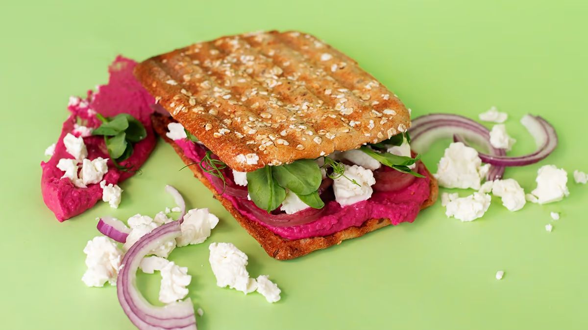Feel The Beet - Grillattu punajuurihummusleipä
