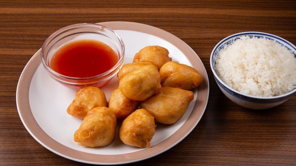 Friteerattua kanaa hapanimeläkastikkeessa 炸鸡球