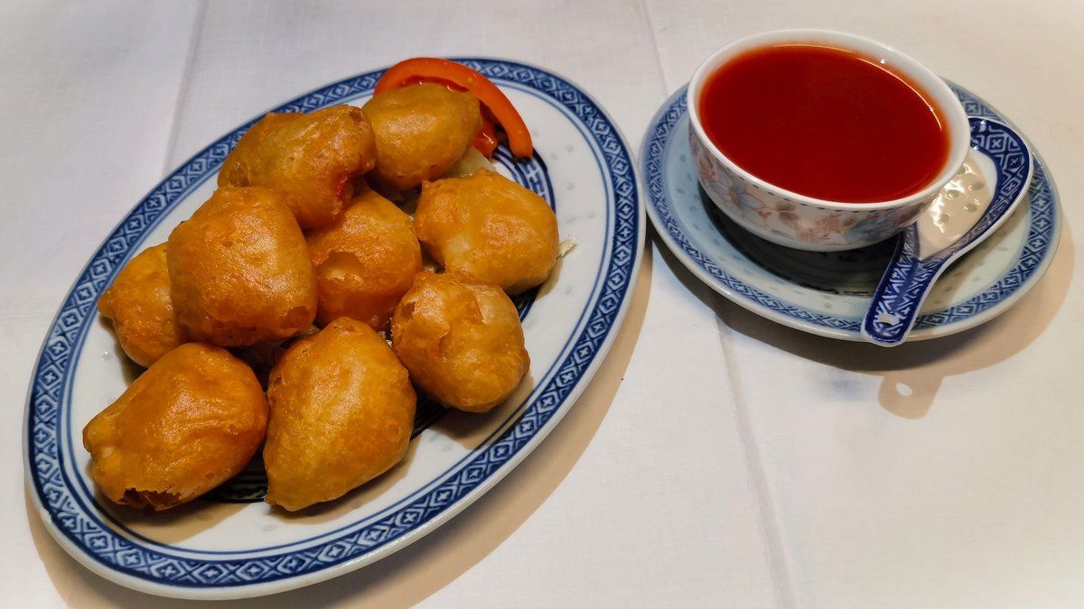 Friteerattua kanaa hapanimeläkastikkeessa