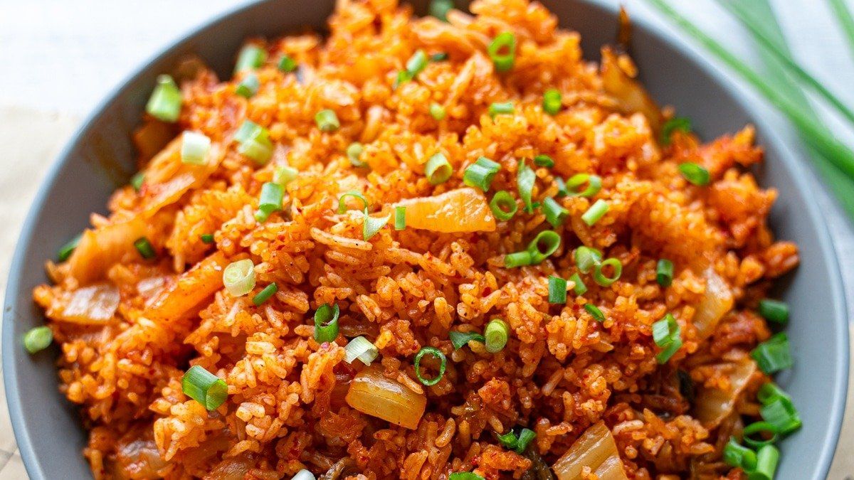 Fried rice with kimchi and tofu (VEGAN)