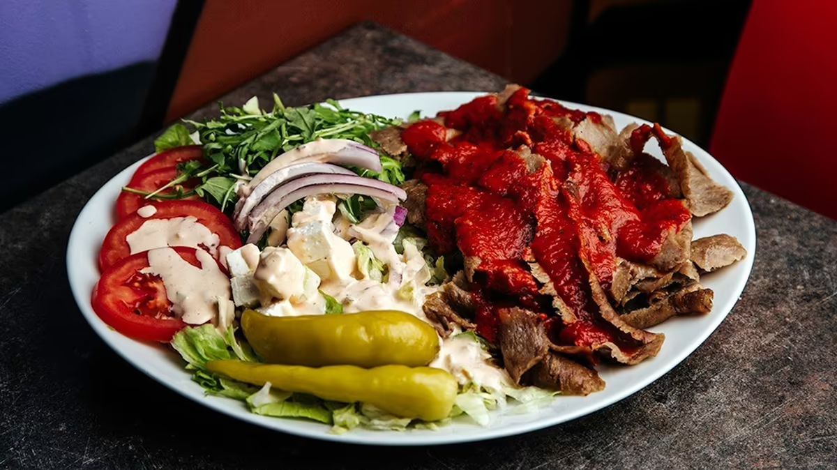 Kebab salaatilla