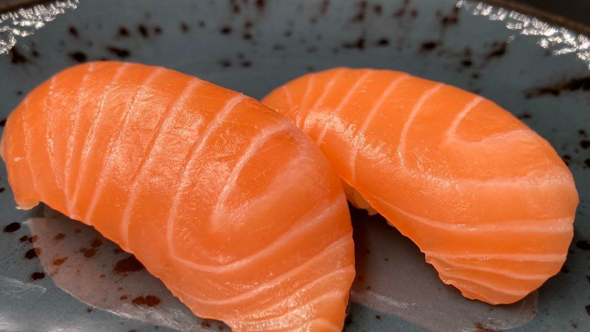 N1. Salmon (2pcs)
