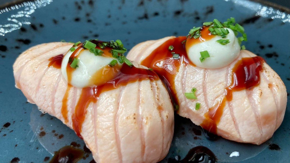 N2. Grilled salmon (2pcs)