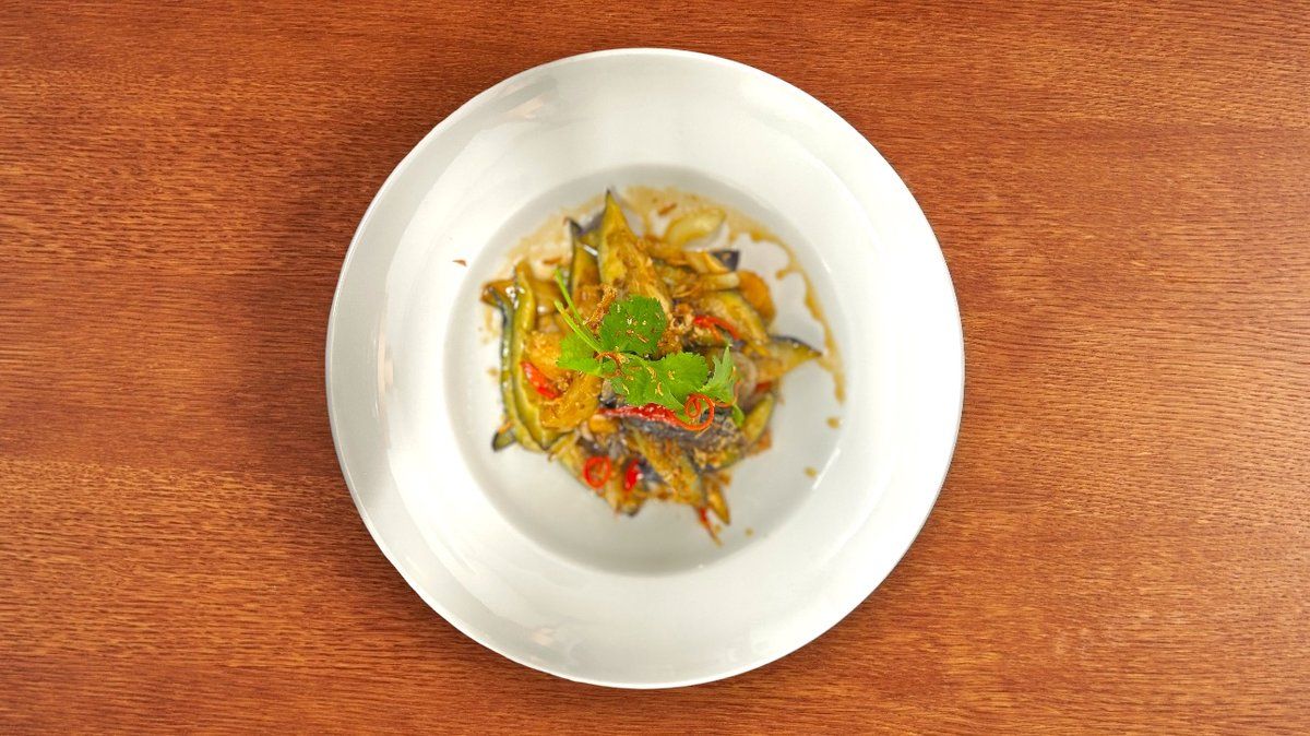 Pla Kuha Pad Ma-Kheua (ปลากุฮะทอดกรอบผัดมะเขือยาว)