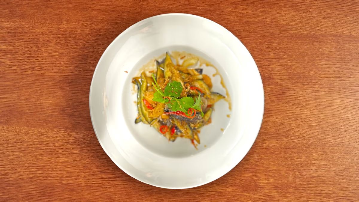 Pla Kuha Pad Ma-Kheua (ปลากุฮะทอดกรอบผัดมะเขือยาว)