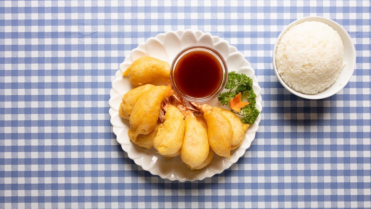 30. Friteerattua jättikatkarapuja hapanimeläkastikkeella