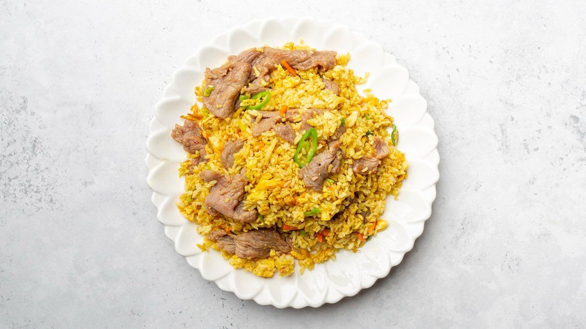 51. Paistettua riisiä curry-kastikkeessa ja naudanlihaa
