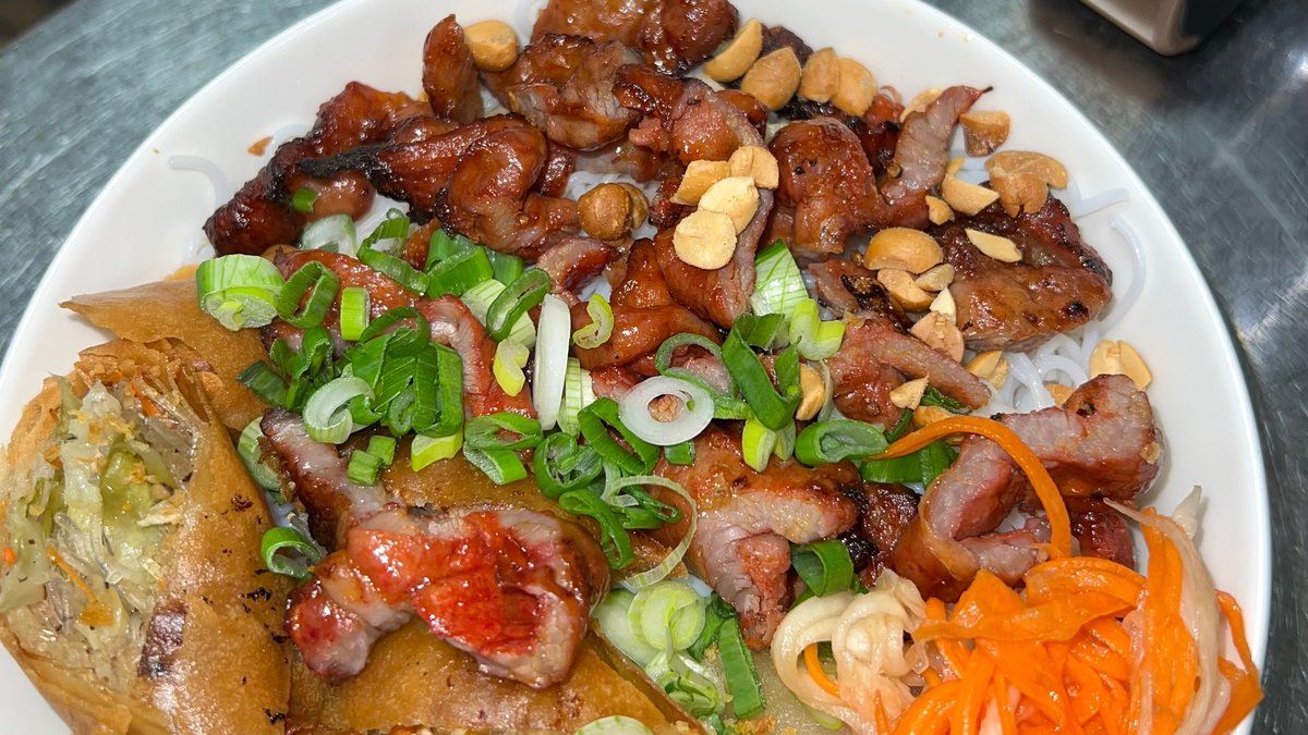 9. Bún thịt nướng chả giò