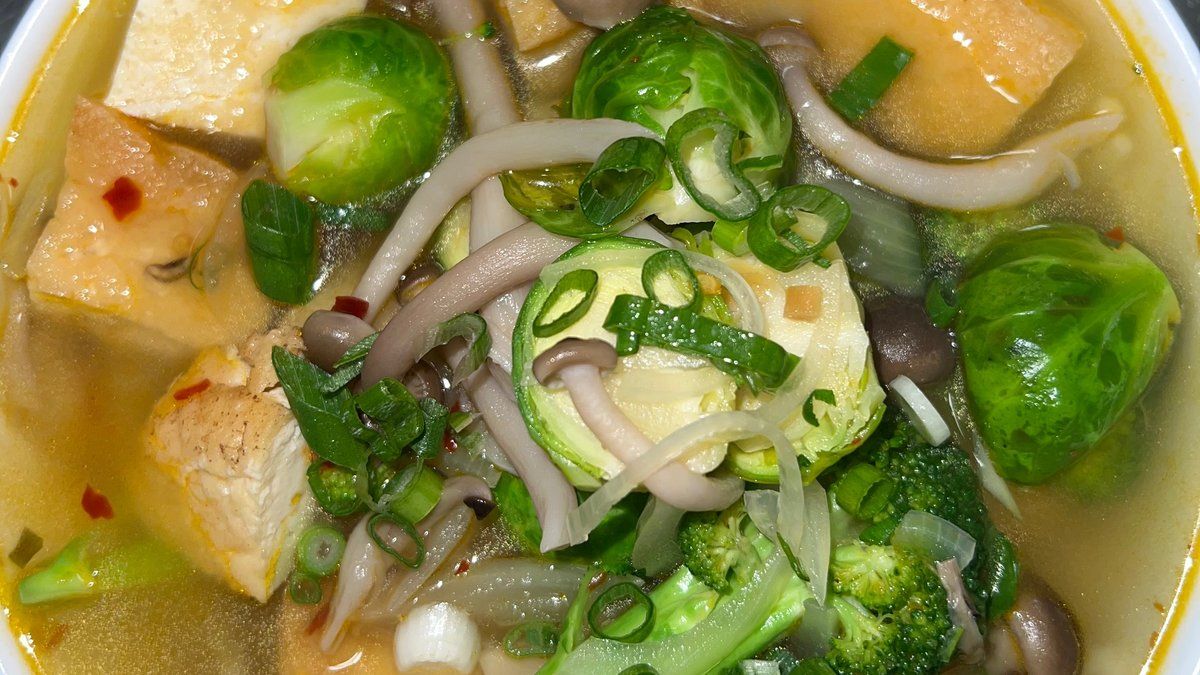 15. Bún bò huế vegan nuudelikeitto (TULINEN)