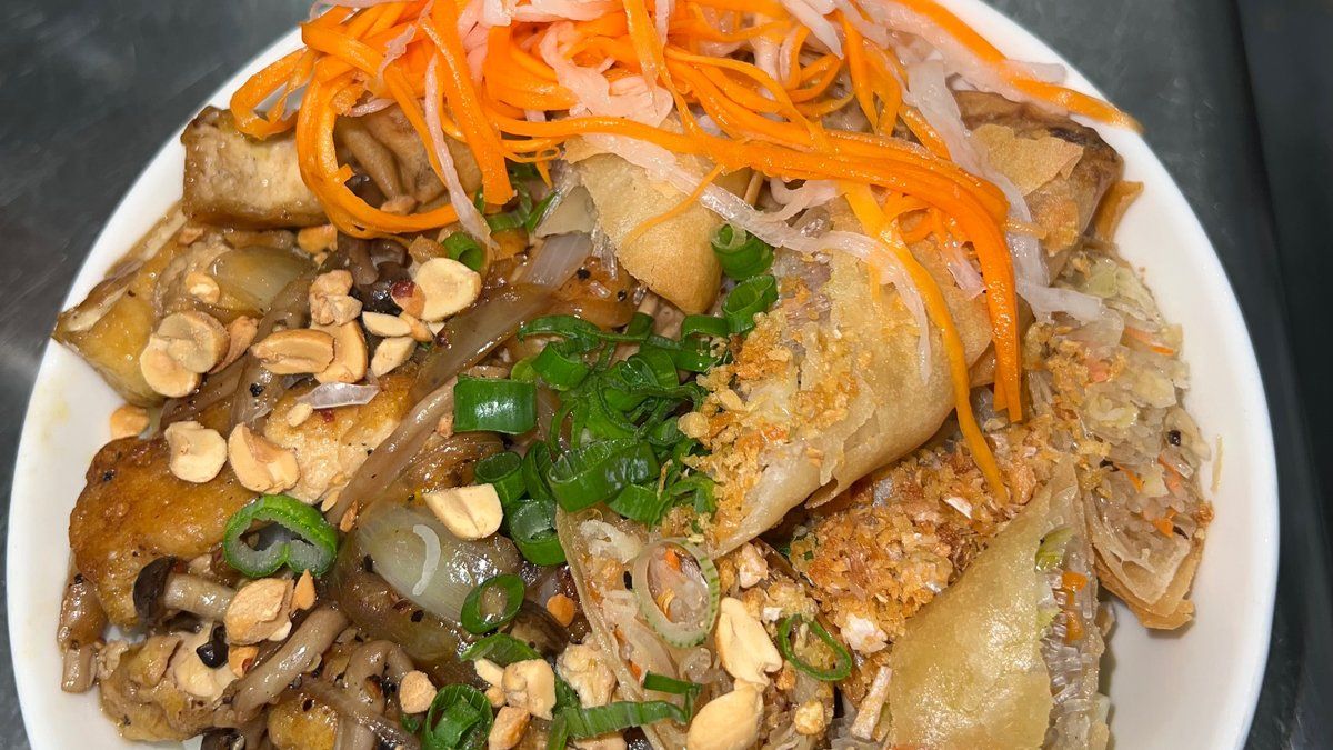 18. Bún thịt nướng chả giò vegan