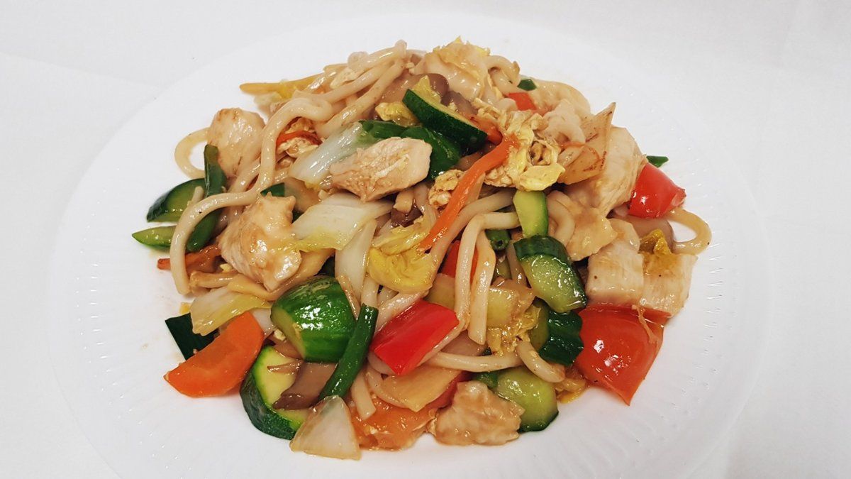 15. Paistettua udon-nuudelia: Kanaa & vihanneksia.
