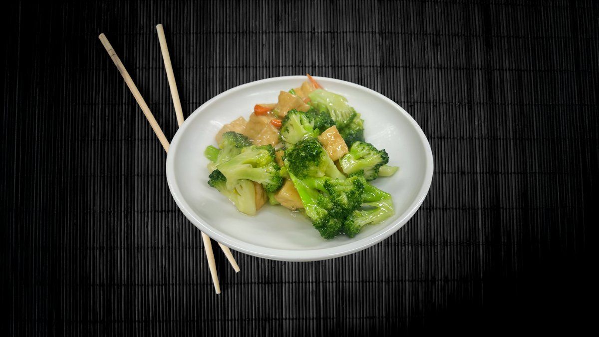Fried Broccoli w/ Tofu / Paistettua Parsakaalia ja Tofua