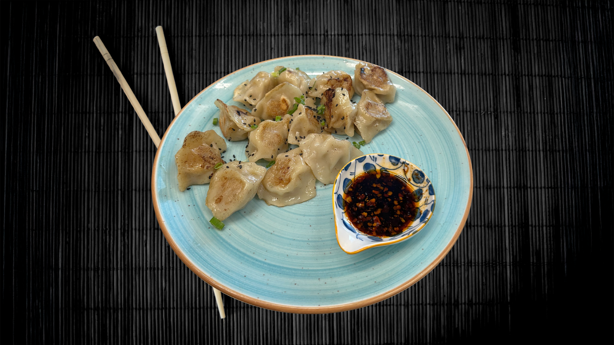 6. Pan Fried Dumplings (14pcs) / Paistetut Dumplingeja (14kpl) / 煎饺 (14个)