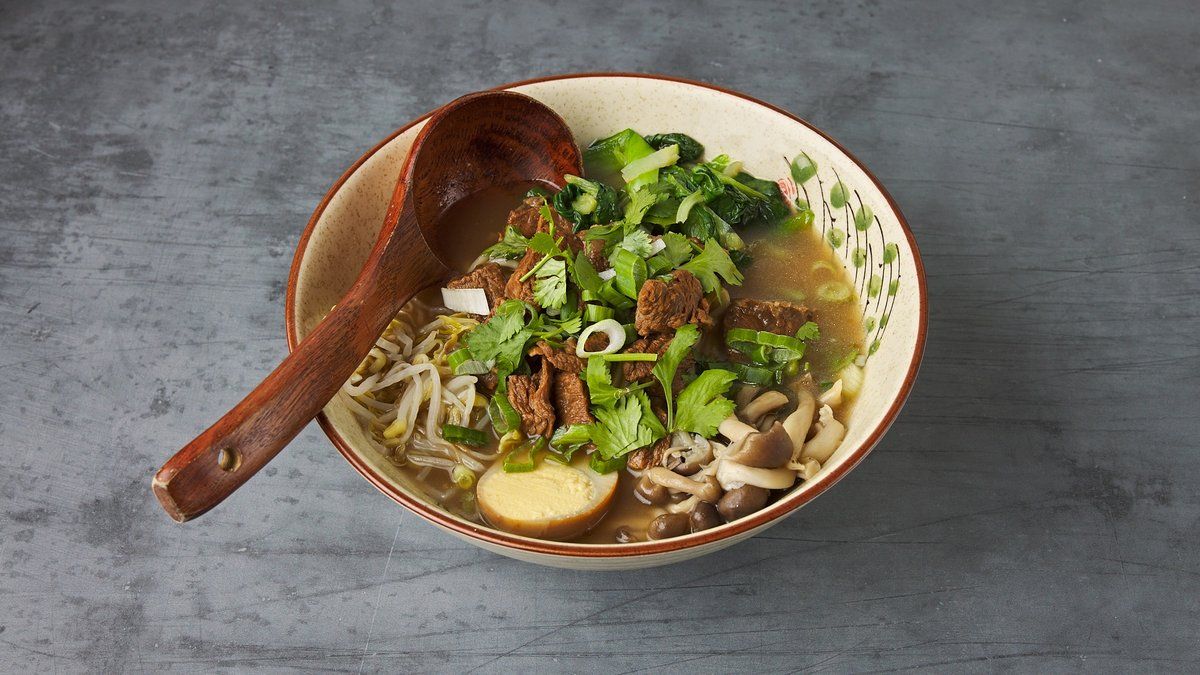 Nuudelikeitto HongShao naudanlihalla 红烧牛肉汤面