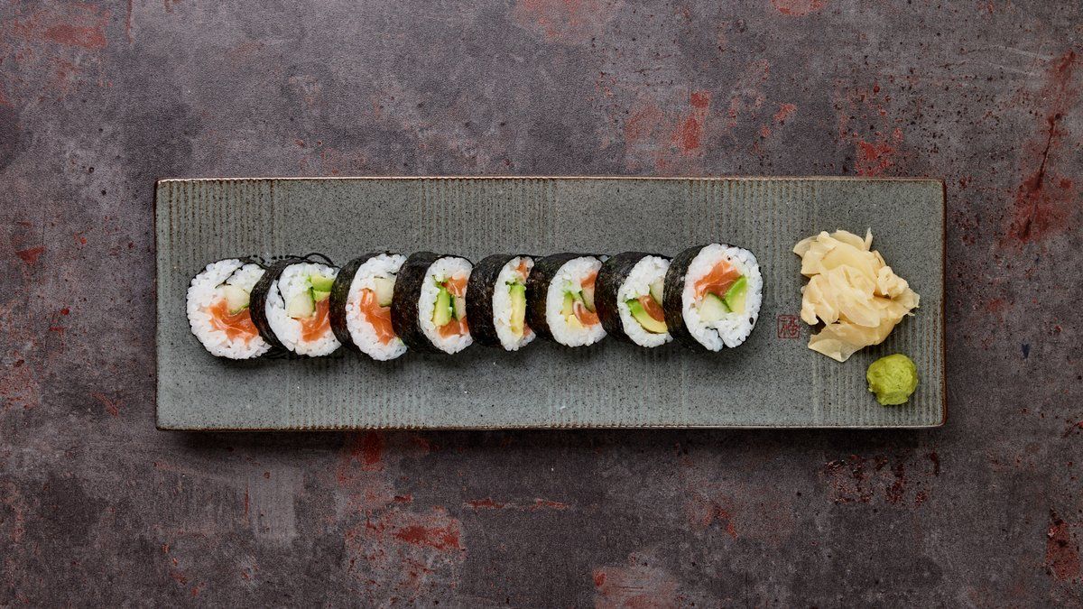 Salmon avocado cucumber maki 8kpl