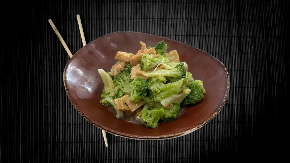 Fried Broccoli w/ Garlic Sauce / Paistettu Parsakaali Valkosipulikastikkeella / 蒜蓉西兰花