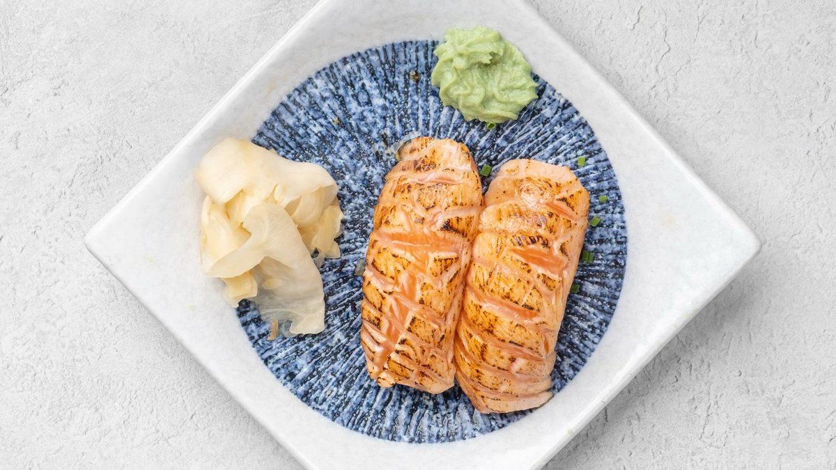 Kevyesti grillattu lohen vatsa nigiri