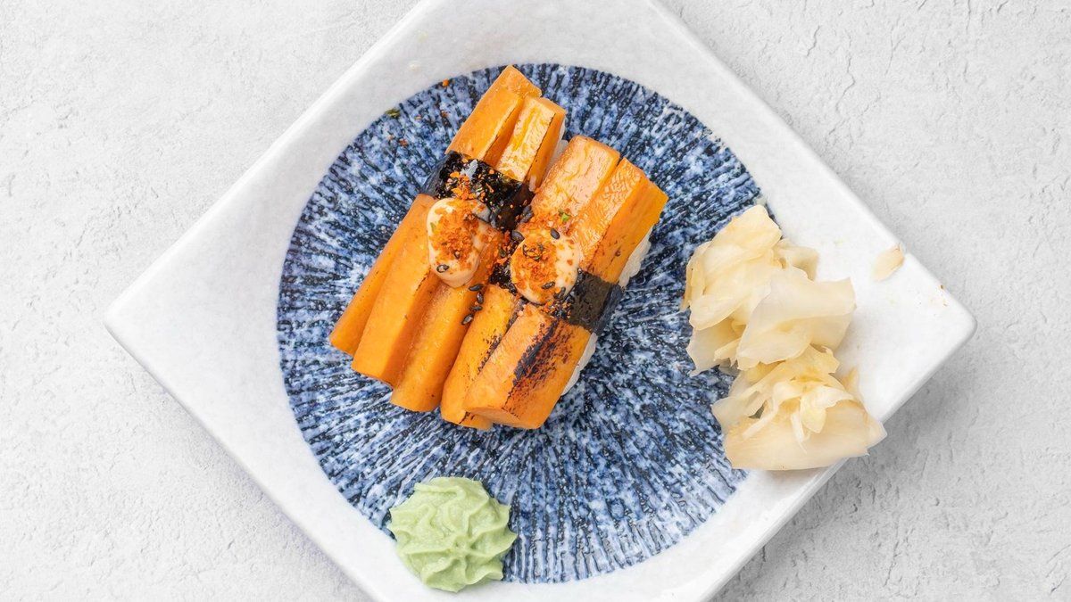 Spicy porkkana -nigiri