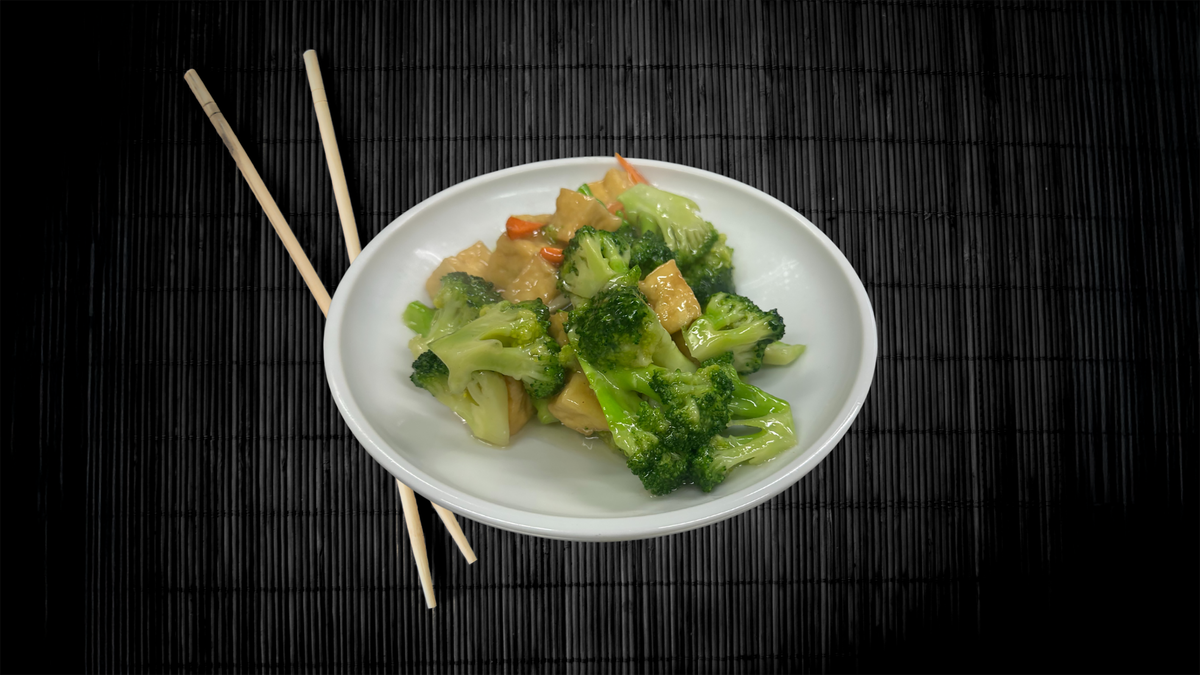 Fried Broccoli w/ Tofu / Paistettua Parsakaalia ja Tofua / 西兰花豆腐
